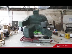 Patung abstrak perunggu dipasang