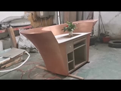 Patung abstrak perunggu dipasang